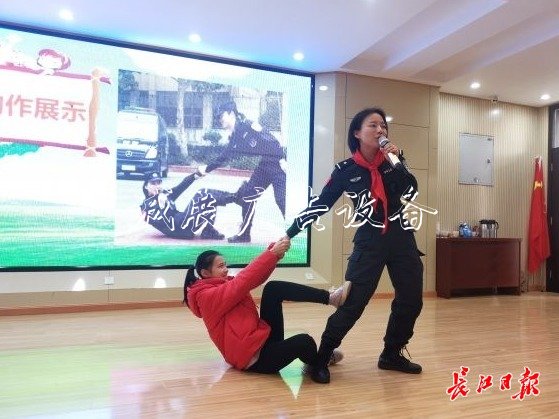 安全知識(shí)進(jìn)校園，滾動(dòng)燈箱特警的卡通課堂受熱捧