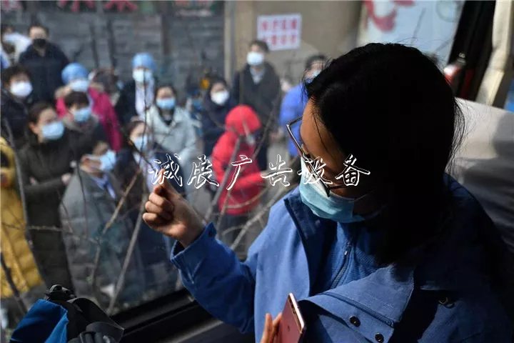 【你有多美】他戶(hù)外滾動(dòng)燈箱們?cè)谠跋⒊?  oldsrc=