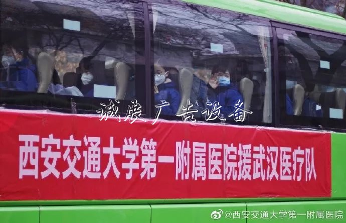 【你有多美】他戶(hù)外滾動(dòng)燈箱們?cè)谠跋⒊?  oldsrc=
