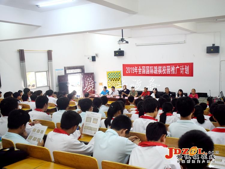 景德鎮(zhèn)市“體育惠民滾動(dòng)燈箱進(jìn)校園”活動(dòng)蓬勃開展