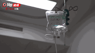 1米8高的路牌突然倒下，她反而迎了上去……