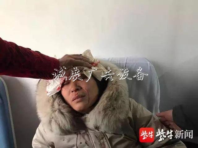 1米8高的路牌突然倒下，她反而迎了上去……
