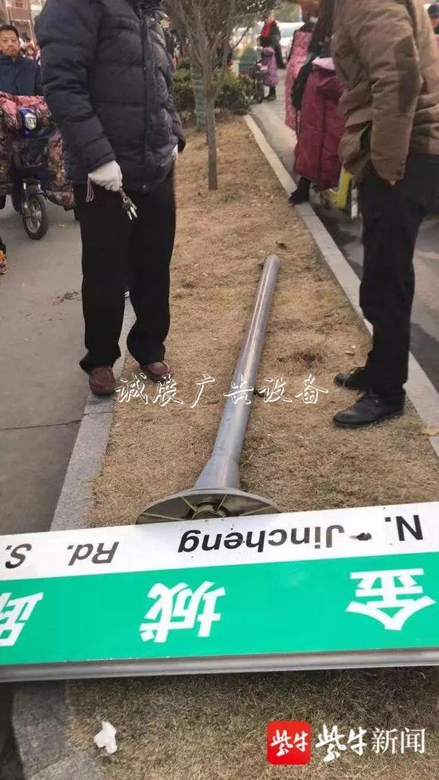 1米8高的路牌突然倒下，她反而迎了上去……