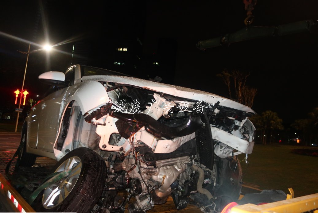 昨晚，一小車騎廣告垃圾箱上東莞大道路牌桿