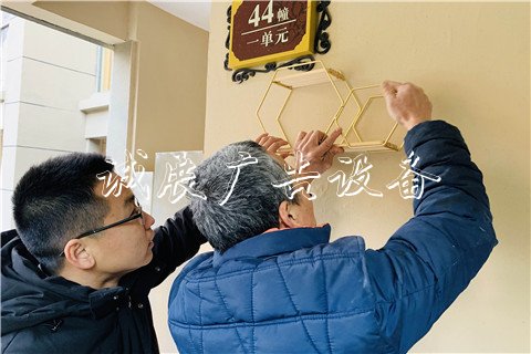 ?蘇州唯亭街道首個(gè)滾動(dòng)燈箱垃圾分類(lèi)示范樓道揭幕