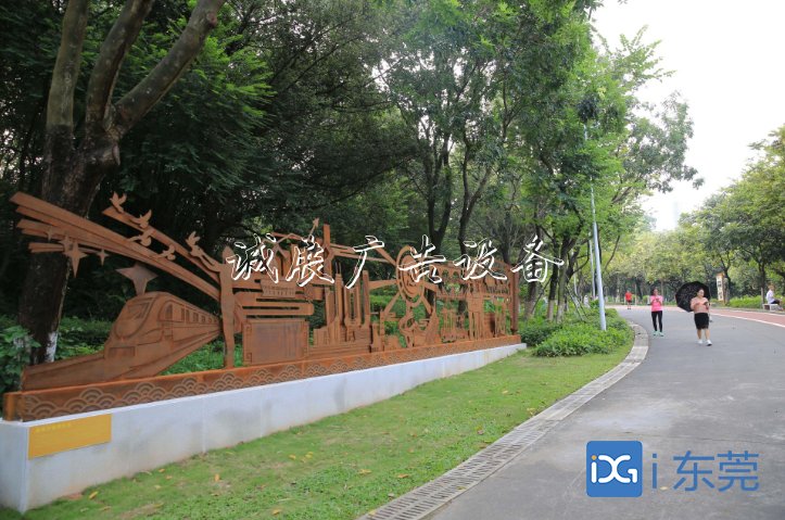逛公園掃二維碼 在線學(xué)習(xí)知識(shí)！黨建宣傳欄東莞黨建文化主題公園引來(lái)社會(huì)各界關(guān)注