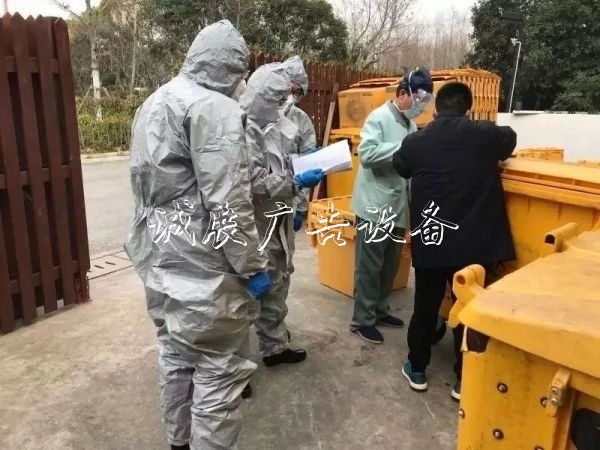 真硬漢！他們翻找醫(yī)垃圾收集亭廢垃圾箱，只為萬無一失