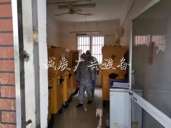 真硬漢！他們翻找醫(yī)垃圾收集亭廢垃圾箱，只為萬無一失