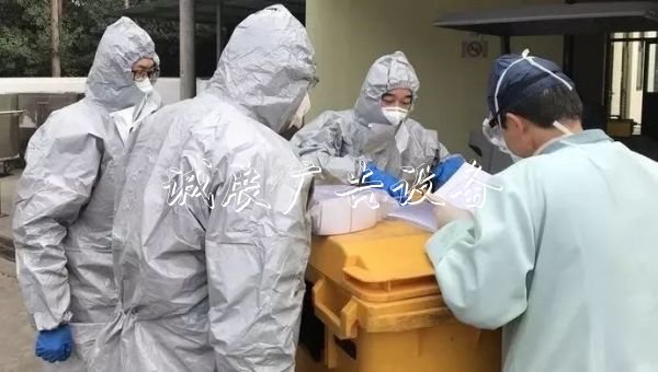 真硬漢！他們翻找醫(yī)垃圾收集亭廢垃圾箱，只為萬無一失
