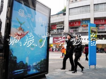 滾動式廣告燈宣傳欄廠家箱亮相商業(yè)區(qū)