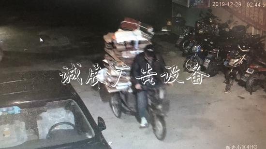 兩名男子撬開(kāi)多個(gè)垃圾箱宣傳欄房竊走可回收垃圾 已被抓獲