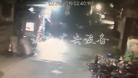 兩名男子撬開(kāi)多個(gè)垃圾箱宣傳欄房竊走可回收垃圾 已被抓獲