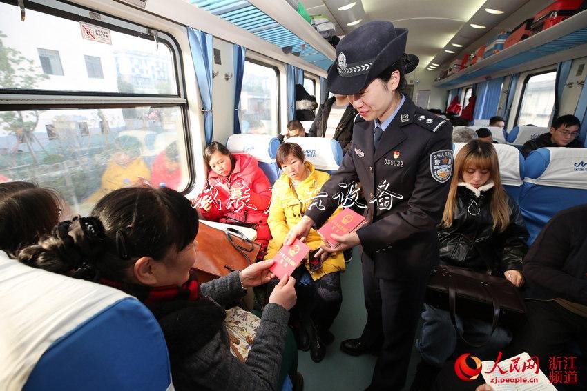 12月4日乘警在車廂內(nèi)向旅客免費(fèi)發(fā)放《中華人民共和國(guó)憲法》。韋士釗 攝