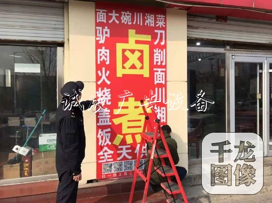 朝陽(yáng)小紅門城管清滾動(dòng)燈箱理整治違規(guī)戶外廣告