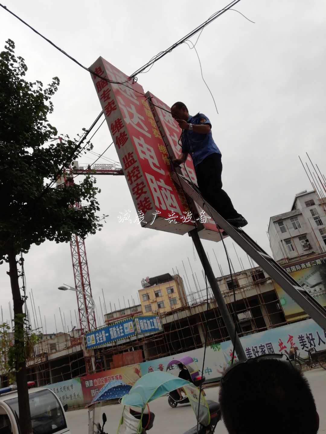 通城縣城市管理執(zhí)法局集中社區(qū)宣傳欄整治戶(hù)外廣告 塑造美好城市容貌