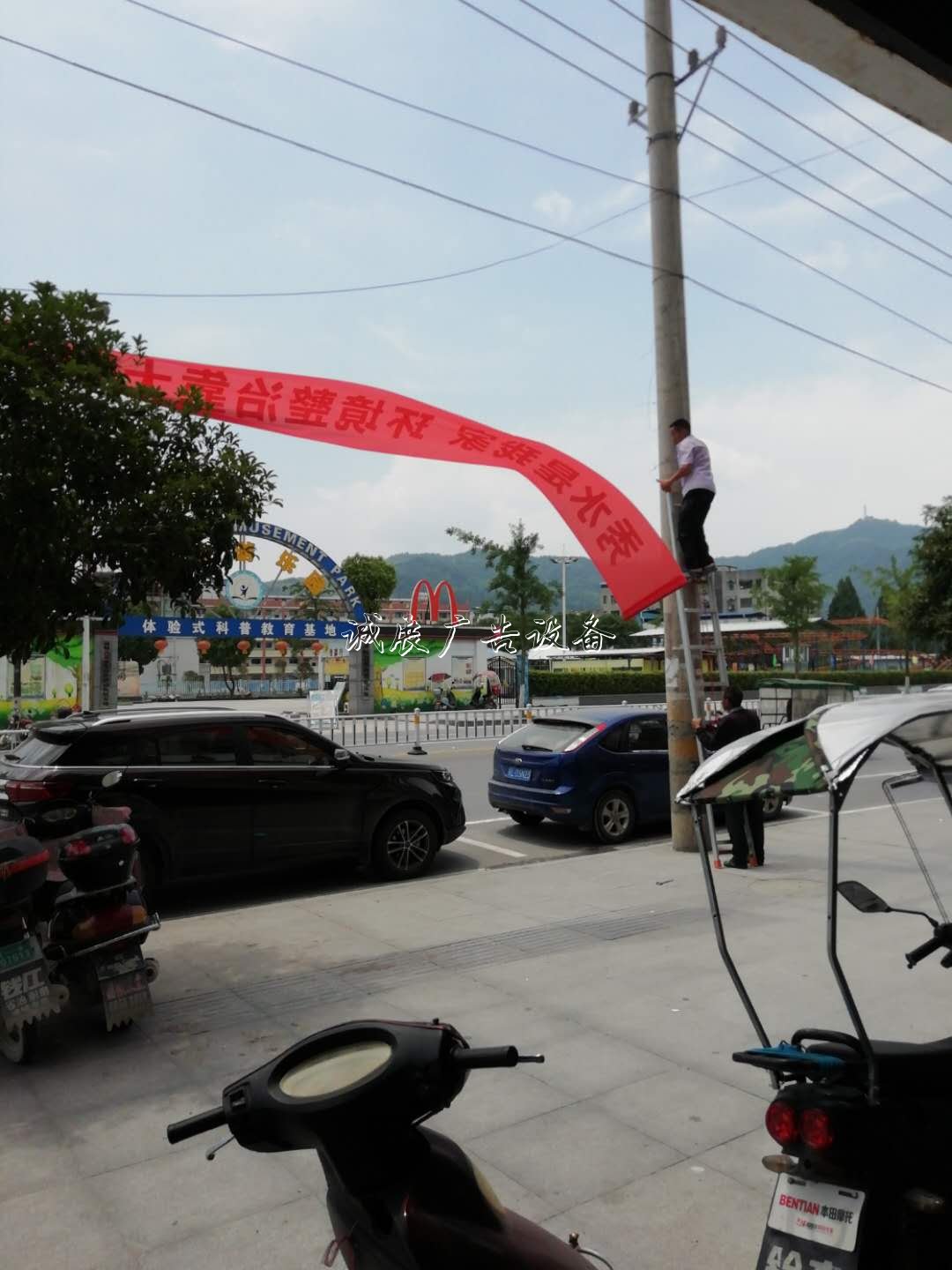 通城縣城市管理執(zhí)法局集中社區(qū)宣傳欄整治戶(hù)外廣告 塑造美好城市容貌