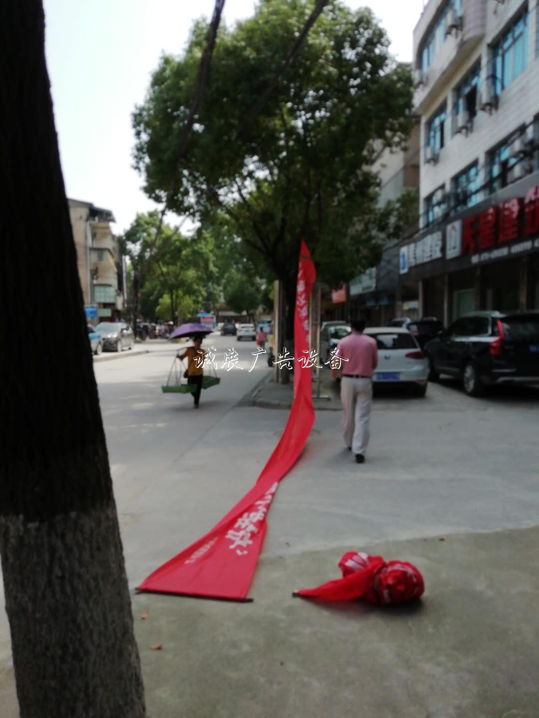 通城縣城市管理執(zhí)法局集中社區(qū)宣傳欄整治戶(hù)外廣告 塑造美好城市容貌