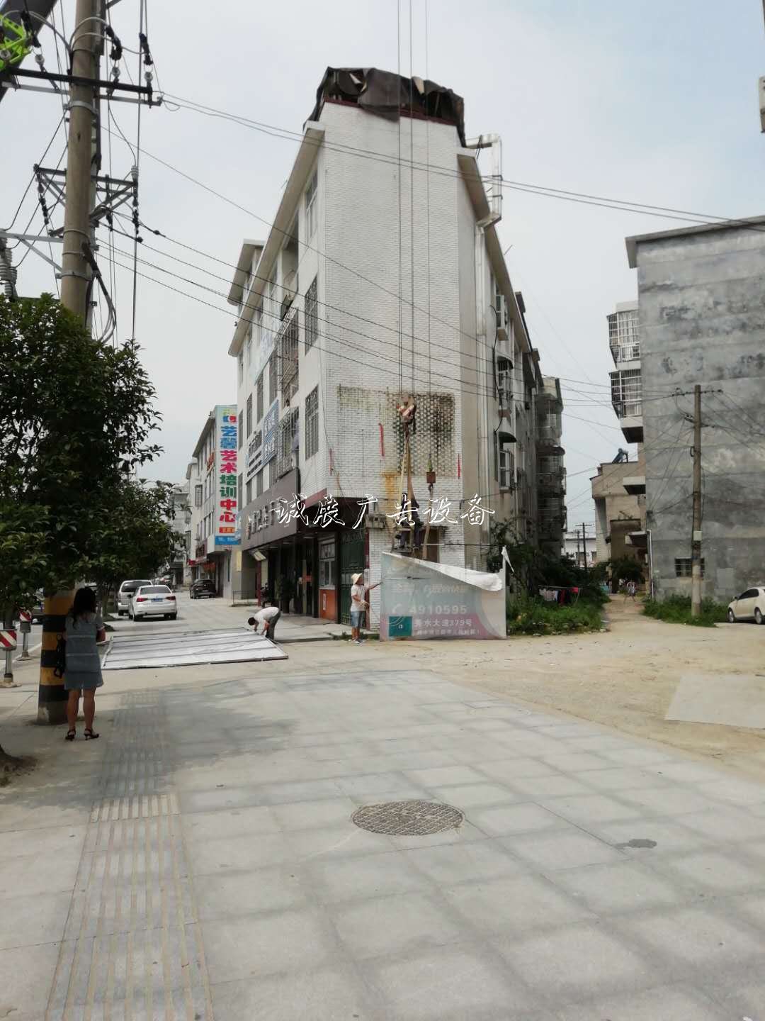 通城縣城市管理執(zhí)法局集中社區(qū)宣傳欄整治戶(hù)外廣告 塑造美好城市容貌