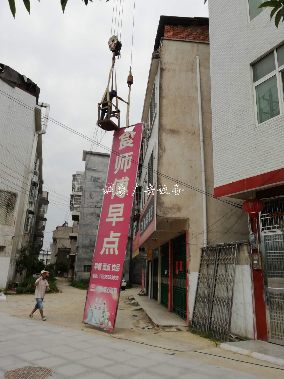 通城縣城市管理執(zhí)法局集中社區(qū)宣傳欄整治戶(hù)外廣告 塑造美好城市容貌