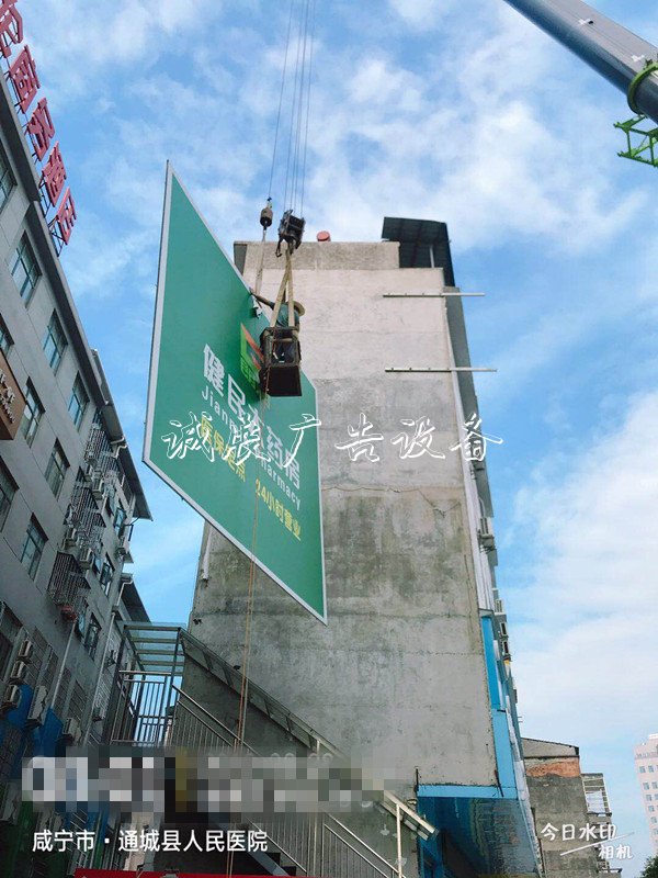 通城縣城市管理執(zhí)法局集中社區(qū)宣傳欄整治戶(hù)外廣告 塑造美好城市容貌