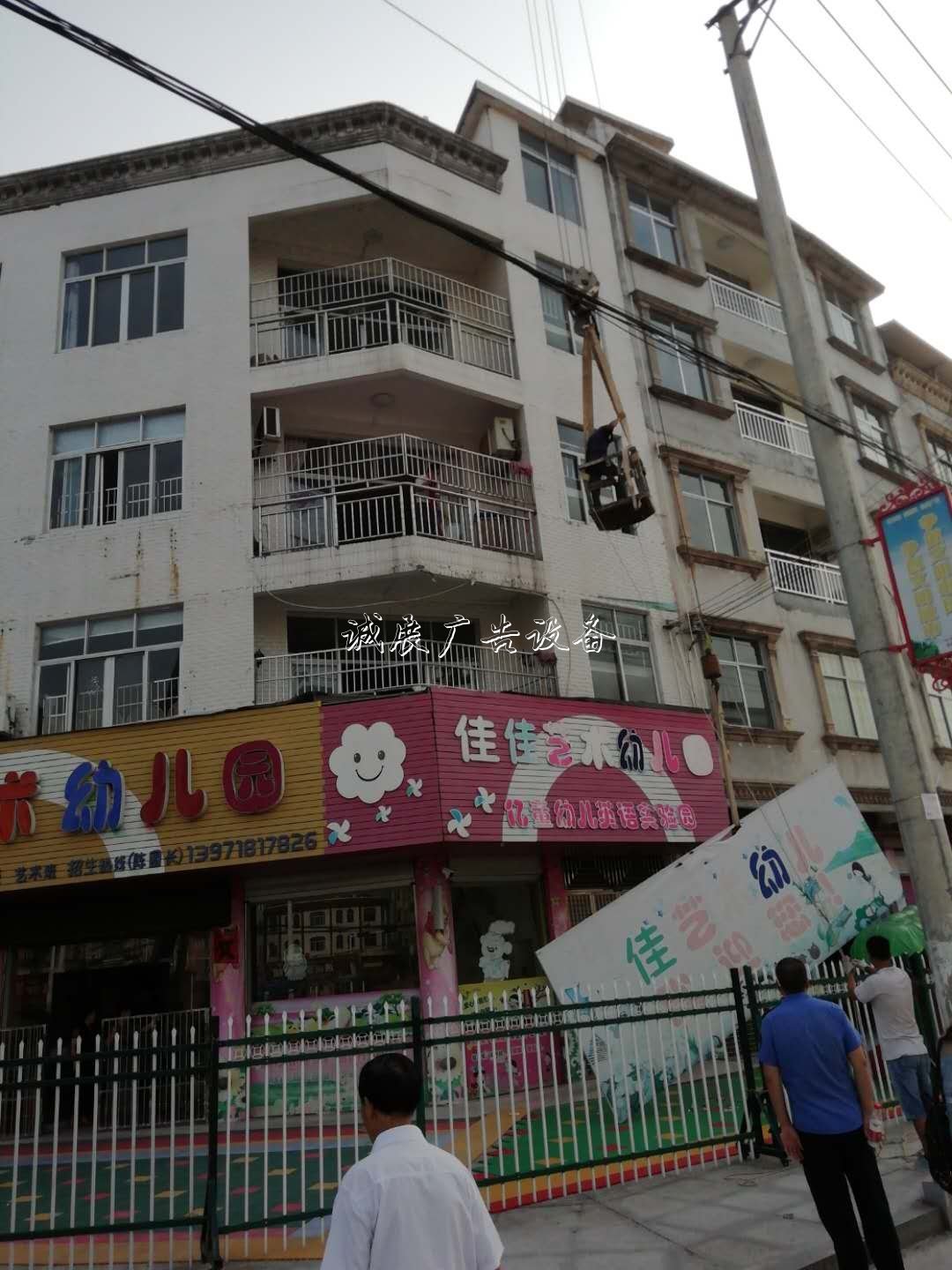 通城縣城市管理執(zhí)法局集中社區(qū)宣傳欄整治戶(hù)外廣告 塑造美好城市容貌