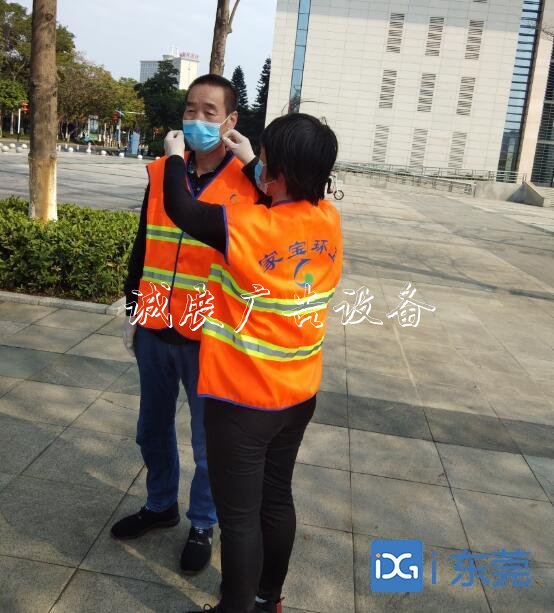人人都恐懼的垃圾指路牌燈箱桶，他們卻天天接觸