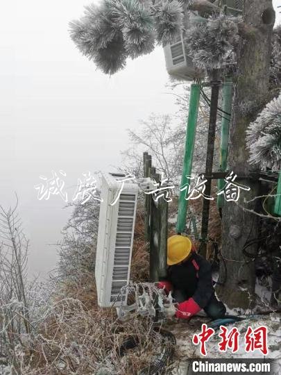 技術(shù)人員將數(shù)套每臺約100斤的AAU設(shè)備(5G天線)人工搬運(yùn)至金頂 王政 攝