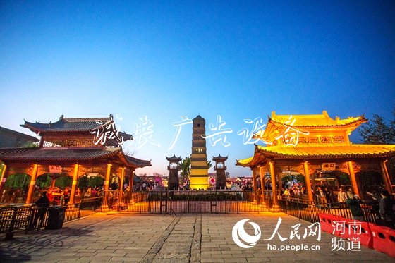 河南洛陽(yáng)探索文旅融合:讓文化"活"起來(lái)　　古都洛陽(yáng)已經(jīng)成了新晉“網(wǎng)紅”。　　在某視頻平臺(tái)的“打卡”榜上，洛陽(yáng)高居榜眼。華燈璀璨的應(yīng)天門、別具一格的九州池、古今輝映的洛邑古城，<a href=