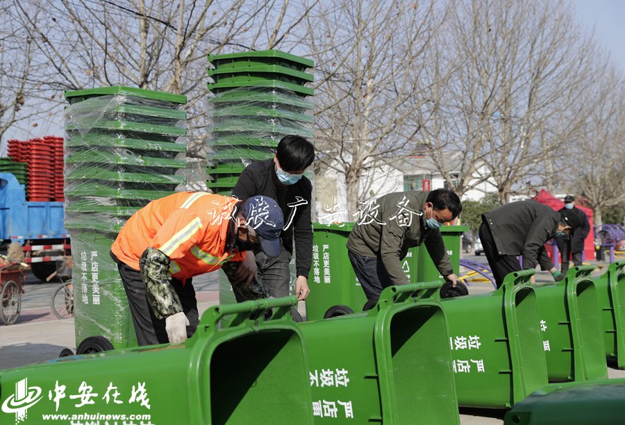 安徽肥西:優(yōu)化鄉(xiāng)村環(huán)閱報(bào)欄燈箱境 分類(lèi)垃圾桶換新裝【組