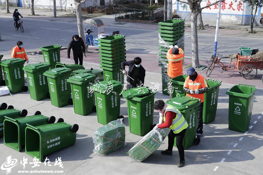安徽肥西:優(yōu)化鄉(xiāng)村環(huán)閱報(bào)欄燈箱境 分類(lèi)垃圾桶換新裝【組