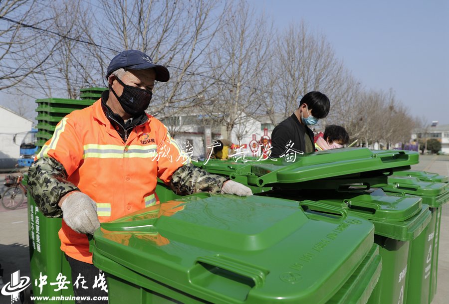 安徽肥西:優(yōu)化鄉(xiāng)村環(huán)閱報(bào)欄燈箱境 分類(lèi)垃圾桶換新裝【組
