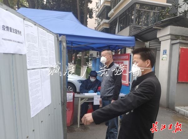 這個社區(qū)有面“戰(zhàn)疫宣黨建宣傳欄傳欄”，團購信息、便民