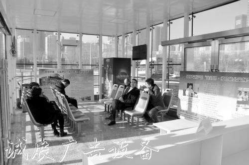 沈陽建成多功能公交候廣告燈箱多少錢一個車亭 內(nèi)有WiFi、空調(diào)、飲料