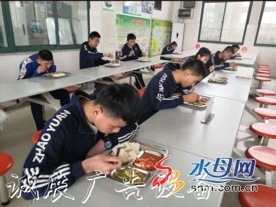 招遠(yuǎn)市周家莊子滾動(dòng)廣告燈箱學(xué)校喜迎學(xué)子歸來(lái)