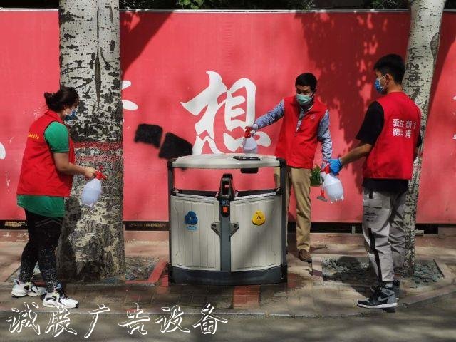 新華社區(qū)開展愛(ài)國(guó)垃圾收集亭衛(wèi)生運(yùn)動(dòng)黨員干部先行