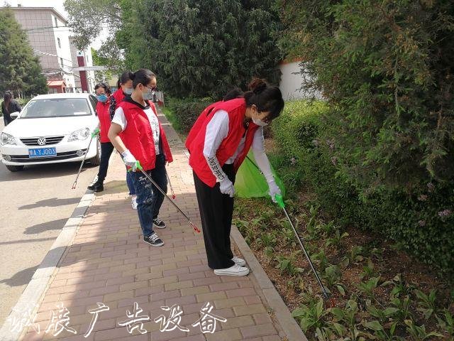 新華社區(qū)開展愛(ài)國(guó)垃圾收集亭衛(wèi)生運(yùn)動(dòng)黨員干部先行