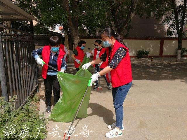 新華社區(qū)開展愛(ài)國(guó)垃圾收集亭衛(wèi)生運(yùn)動(dòng)黨員干部先行