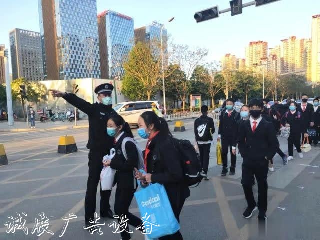 【治庸·鐵軍】“后浪路牌”返校，社區(qū)民警助學(xué)忙