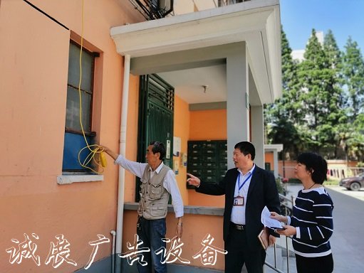 社區(qū)自治破解電瓶車(chē)宣傳欄充電難題老舊小區(qū)展新顏