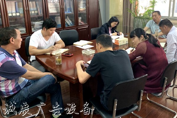 上下齊心 蘇州新東苑宣傳欄廠家社區(qū)引領垃圾分類新時尚