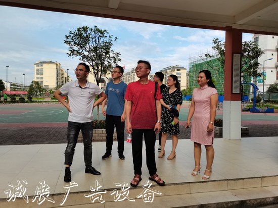 高新區(qū)黨群工作部領(lǐng)導(dǎo)蒞臨高新三小督導(dǎo)黨建&ldquo;三化&rdquo;建設(shè)工作1