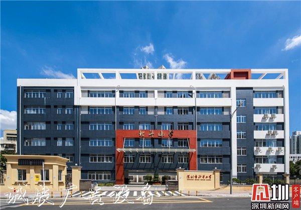 “文明校園”發(fā)揮示范太陽能垃圾桶引領(lǐng)作用 讓學(xué)校成為文明