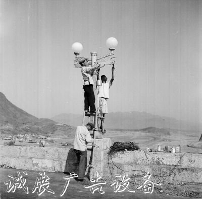 京城路燈進(jìn)化史：閱報欄燈箱路燈是這樣亮起來的