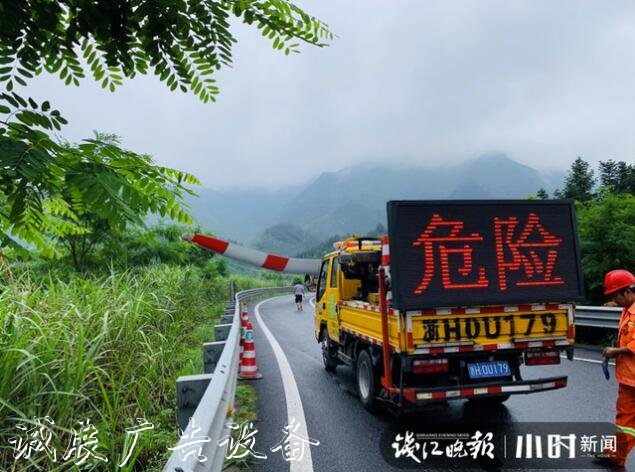 80米長(zhǎng)的“巨無(wú)霸”誤闖服文化宣傳欄務(wù)區(qū)，拆了指路牌后才順利脫困
