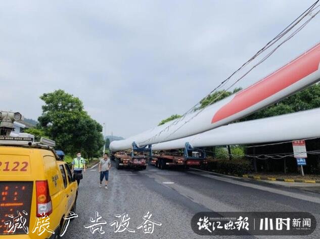 80米長(zhǎng)的“巨無(wú)霸”誤闖服文化宣傳欄務(wù)區(qū)，拆了指路牌后才順利脫困