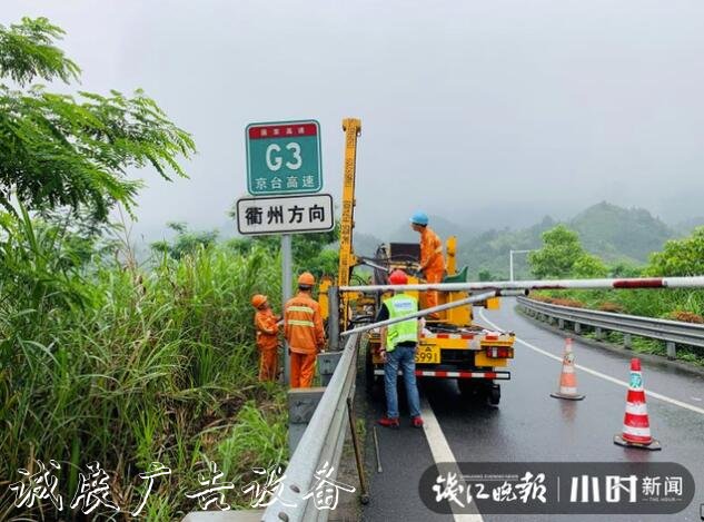 80米長(zhǎng)的“巨無(wú)霸”誤闖服文化宣傳欄務(wù)區(qū)，拆了指路牌后才順利脫困