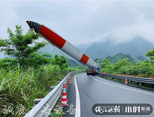 80米長(zhǎng)的“巨無(wú)霸”誤闖服文化宣傳欄務(wù)區(qū)，拆了指路牌后才順利脫困