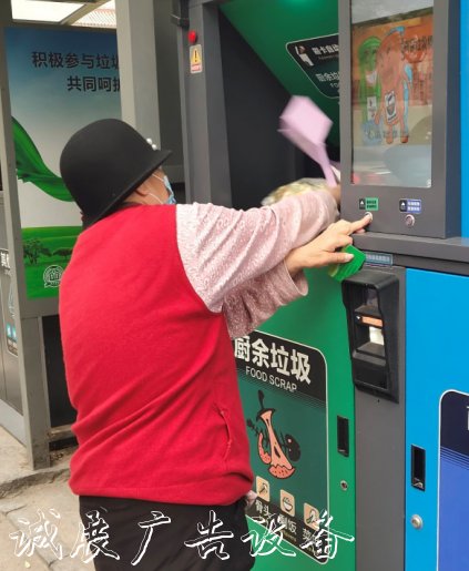 北京新版垃圾分類(lèi)施行不銹鋼宣傳欄 這些小區(qū)的智能垃圾箱反