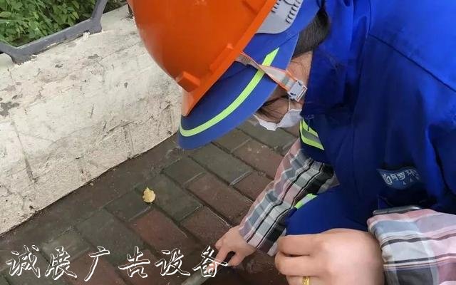 【上觀新聞】就地取材，寶山區(qū)這群環(huán)衛(wèi)工“借”雨水沖刷垃圾箱房，節(jié)水又環(huán)保