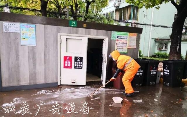 【上觀新聞】就地取材，寶山區(qū)這群環(huán)衛(wèi)工“借”雨水沖刷垃圾箱房，節(jié)水又環(huán)保